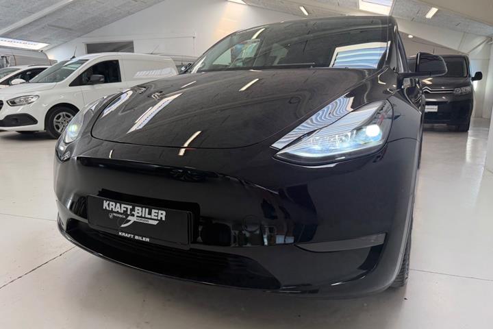 Sort Tesla Model Y fra 2023