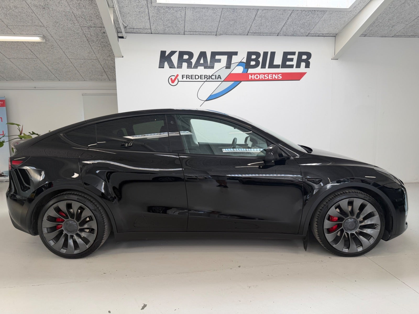 Sort Tesla Model Y fra 2023