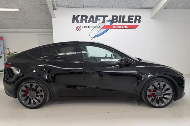 Sort Tesla Model Y fra 2023