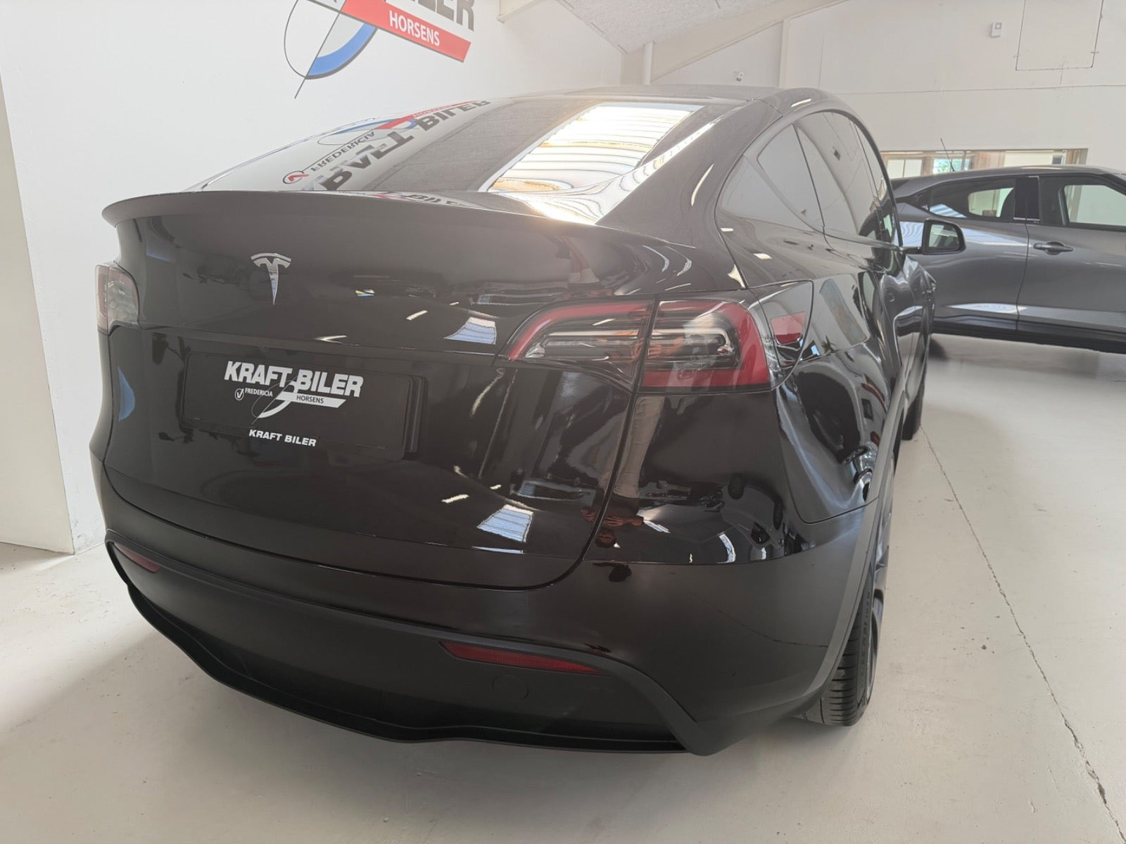 Sort Tesla Model Y fra 2023