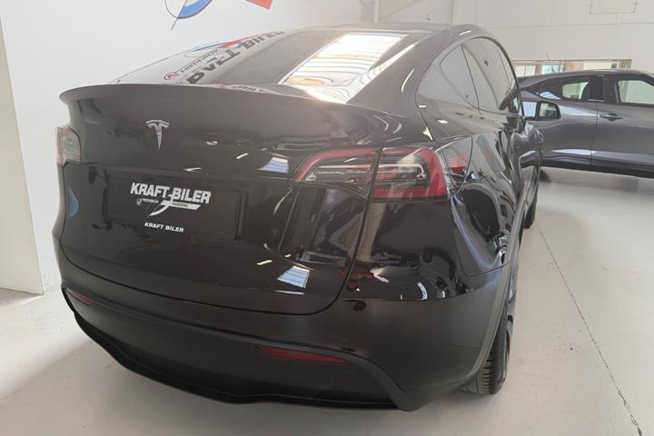 Sort Tesla Model Y fra 2023