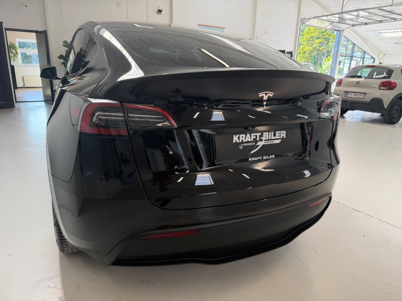 Sort Tesla Model Y fra 2023