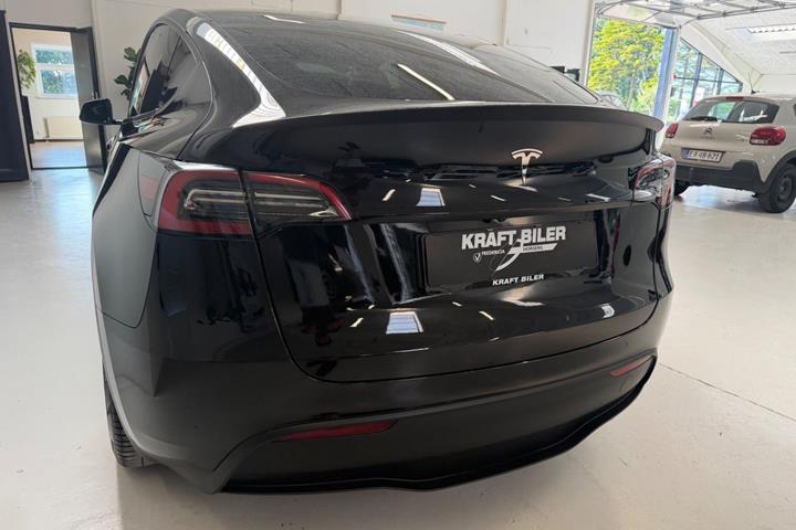 Sort Tesla Model Y fra 2023