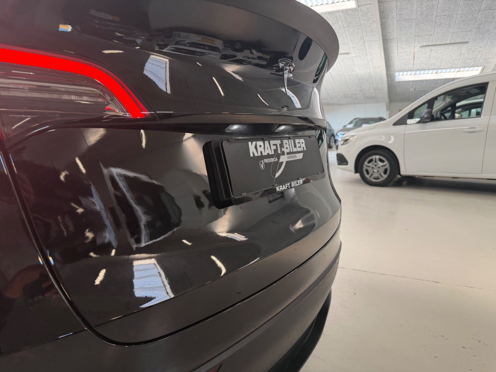 Sort Tesla Model Y fra 2023
