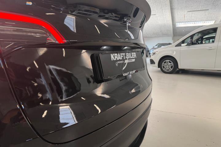 Sort Tesla Model Y fra 2023