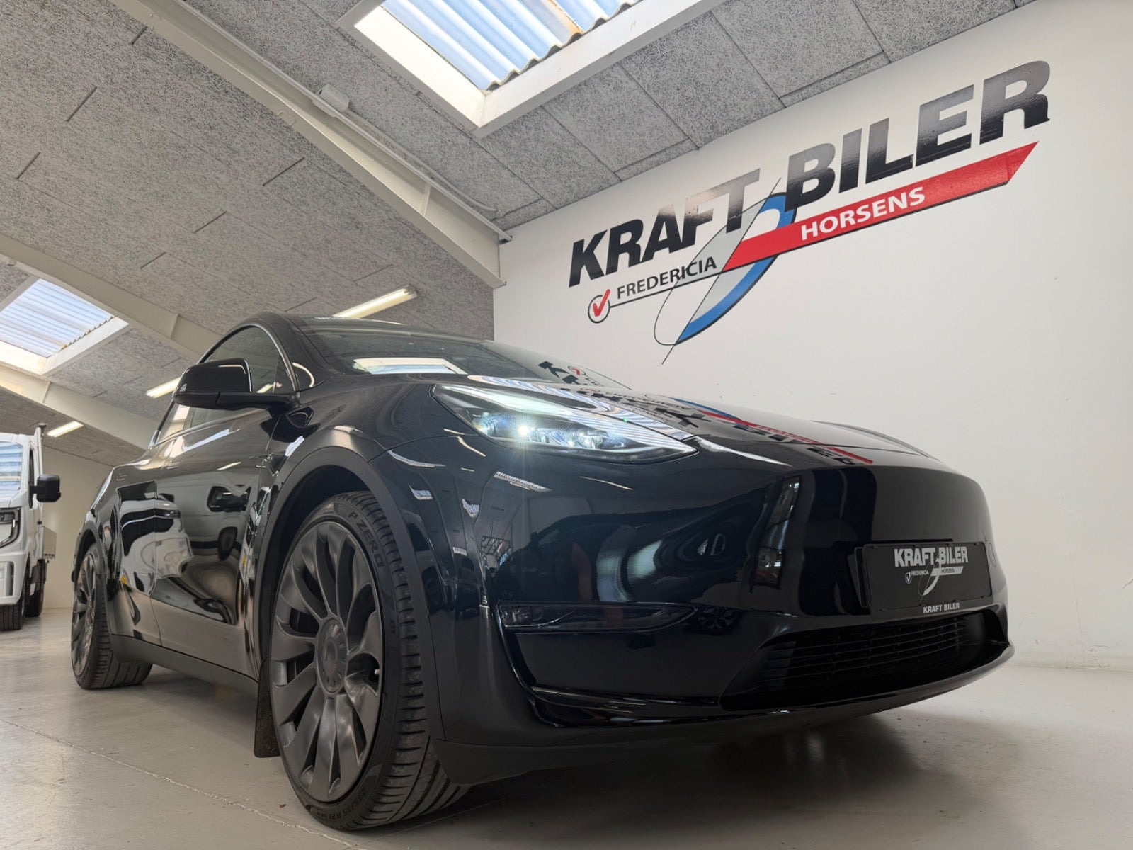 Sort Tesla Model Y fra 2023