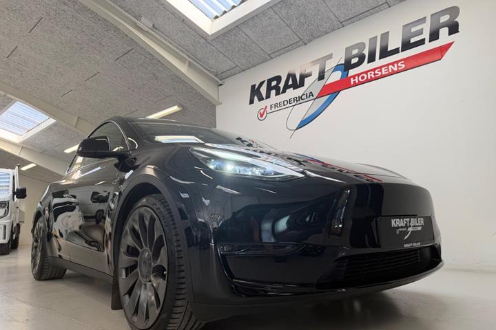 Sort Tesla Model Y fra 2023