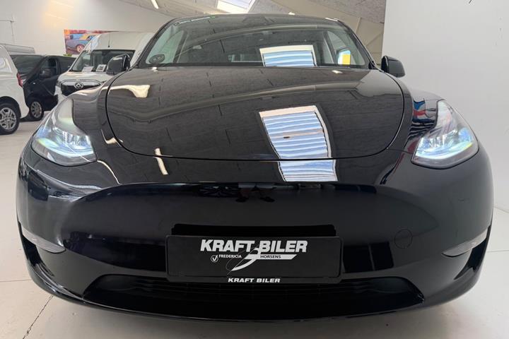 Sort Tesla Model Y fra 2023