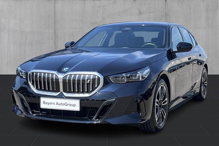 Sort BMW i5 fra 2024 set udefra