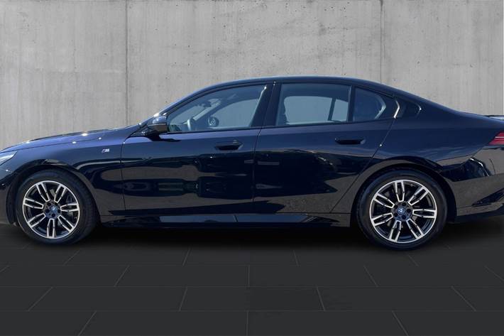 Sort BMW i5 fra 2024