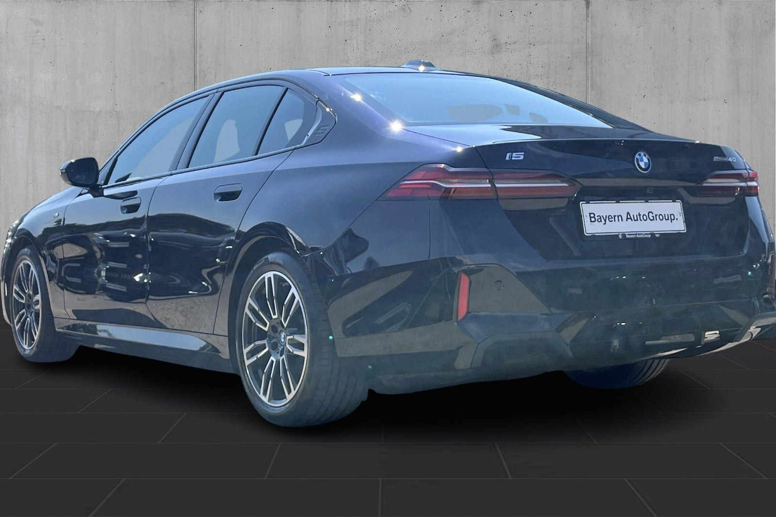 Sort BMW i5 fra 2024