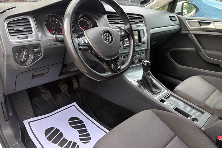 Grøn VW Golf VII fra 2014