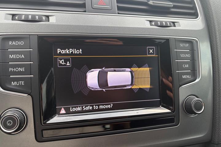 Grøn VW Golf VII fra 2014