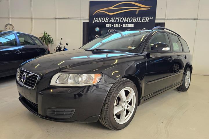 Sort Volvo V50 fra 2011 set udefra
