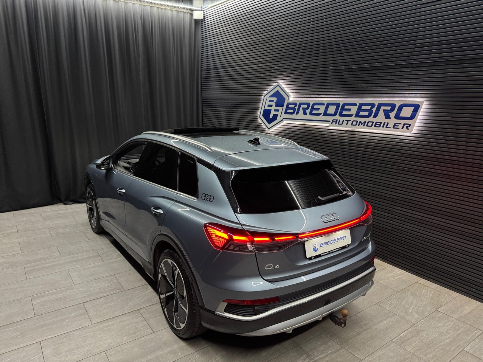 Blå Audi Q4 e-tron fra 2022