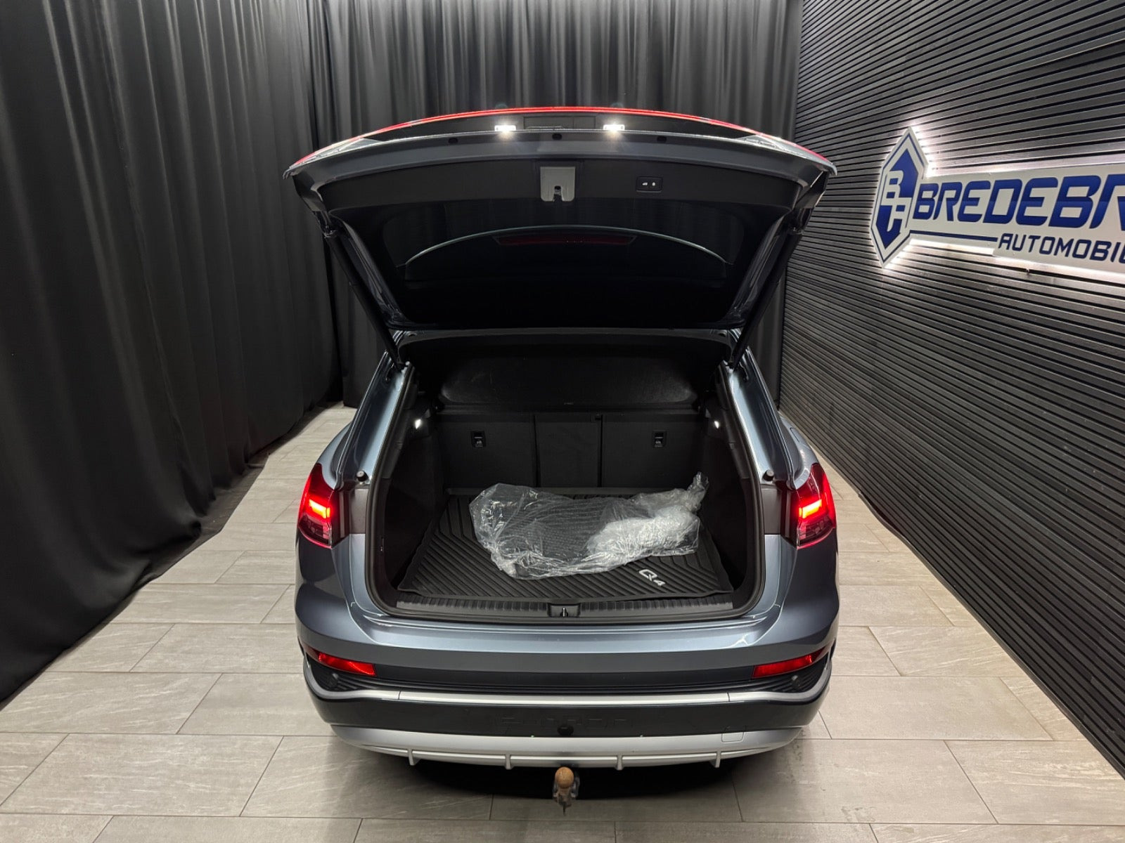 Blå Audi Q4 e-tron fra 2022