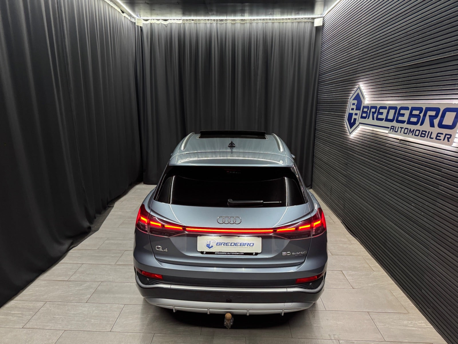 Blå Audi Q4 e-tron fra 2022