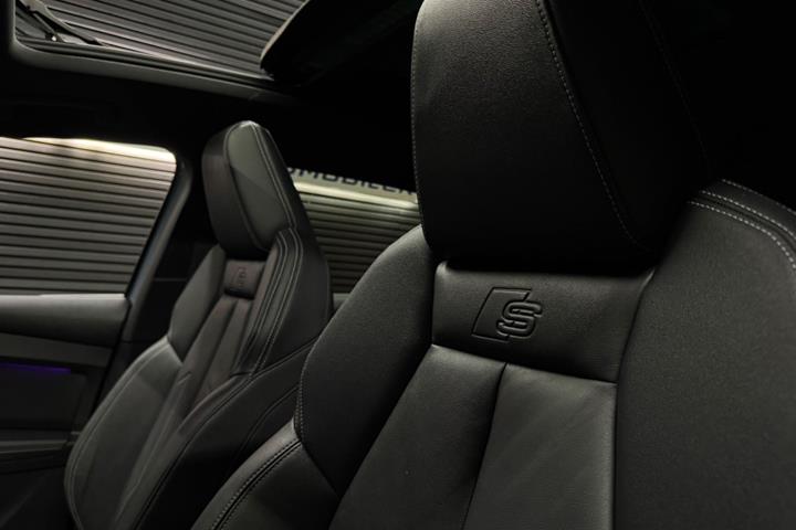 Blå Audi Q4 e-tron fra 2022