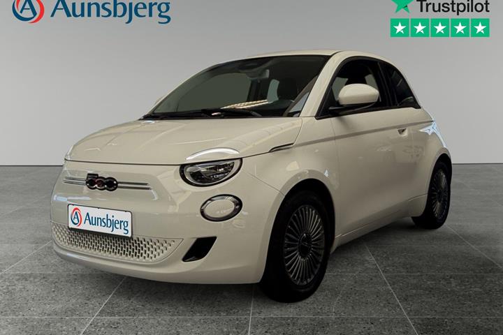 Hvid Fiat 500e fra 2022 set udefra