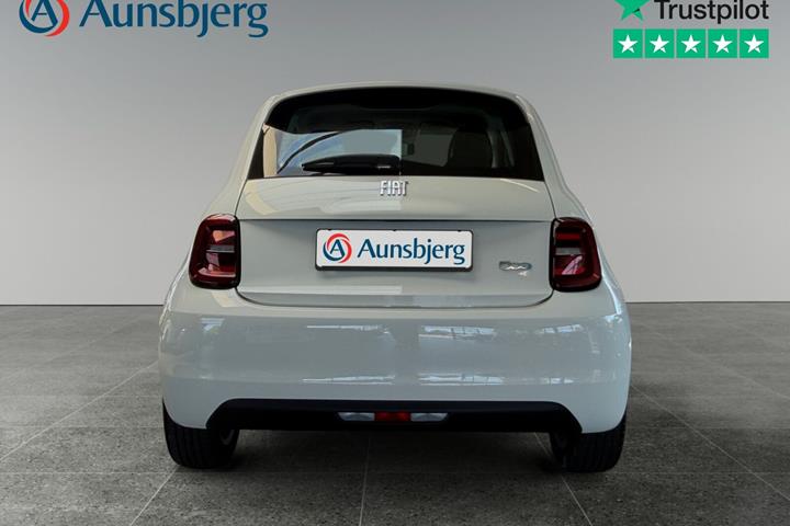 Hvid Fiat 500e fra 2022