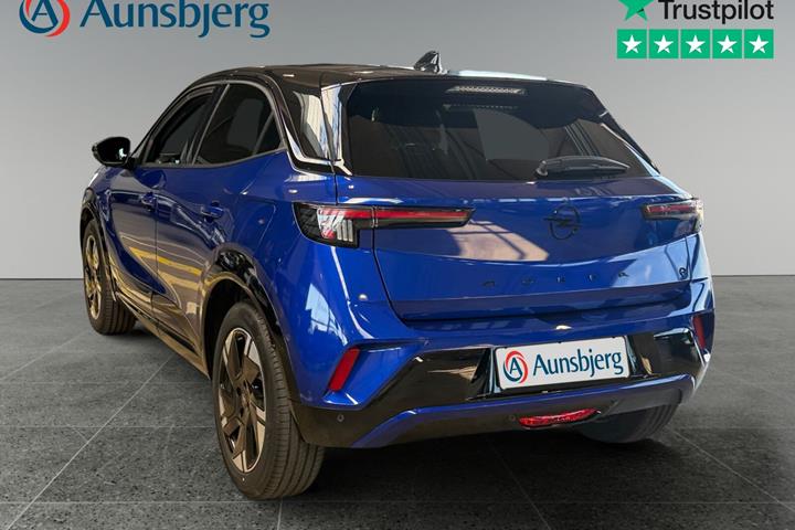 Blå Opel Mokka-e fra 2025