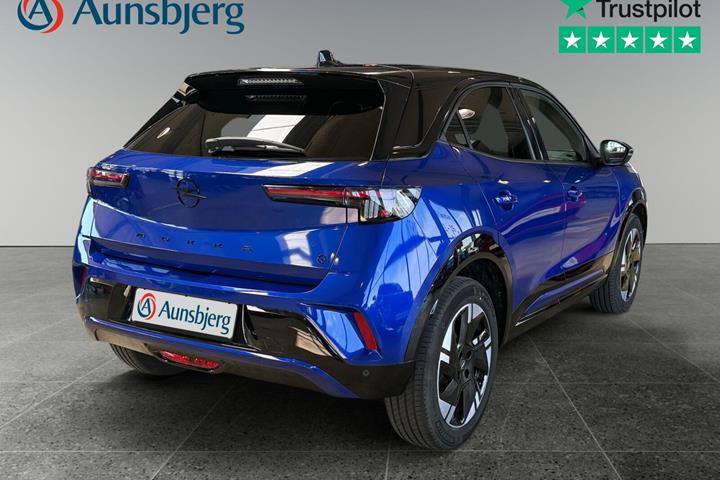 Blå Opel Mokka-e fra 2025