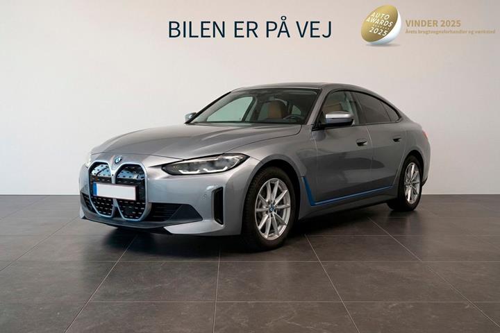 Grå BMW i4 fra 2022 set udefra