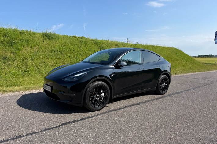 Sort Tesla Model Y fra 2022