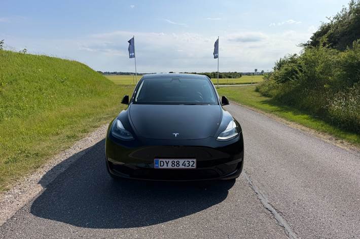 Sort Tesla Model Y fra 2022
