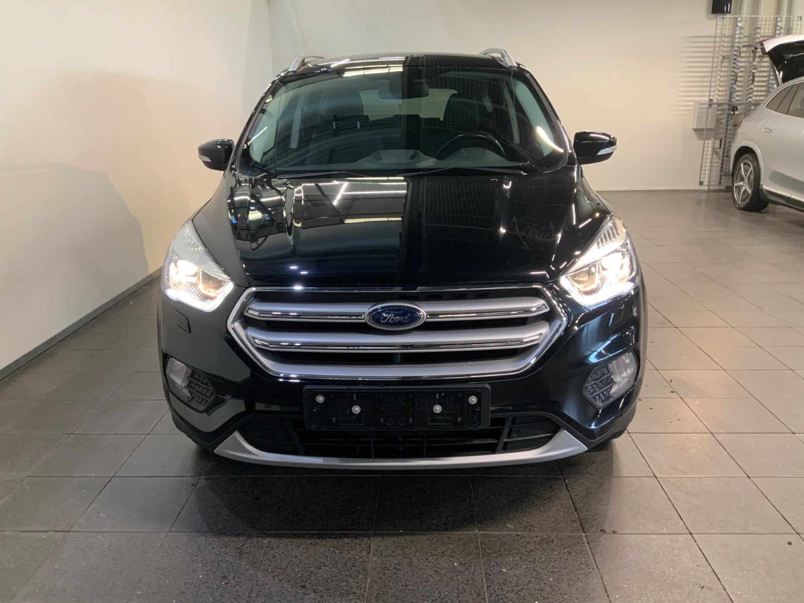 Sort Ford Kuga fra 2018
