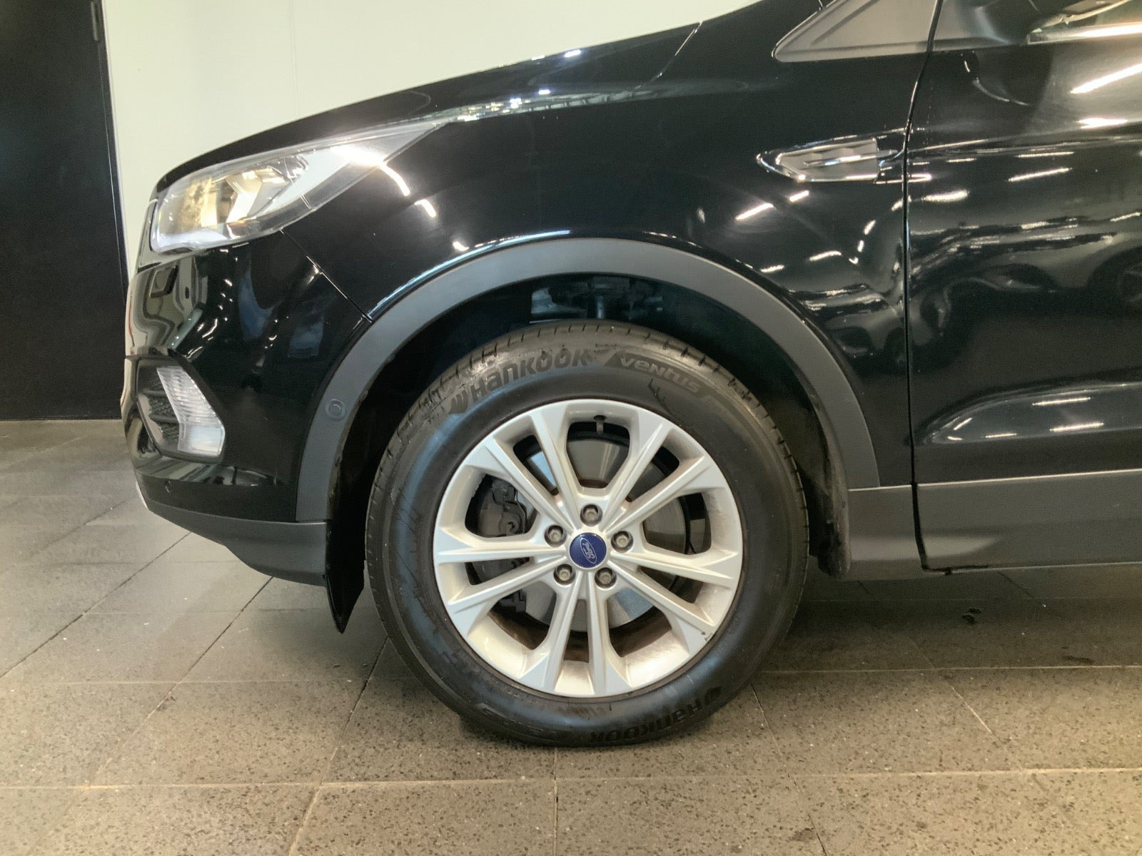 Sort Ford Kuga fra 2018