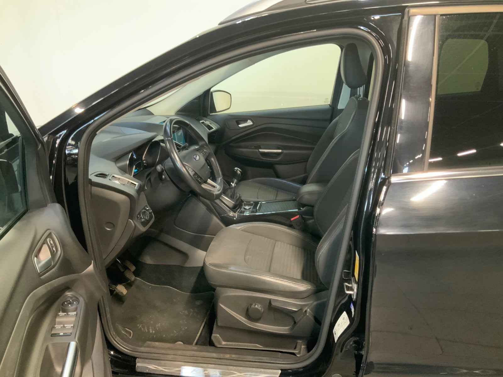 Sort Ford Kuga fra 2018