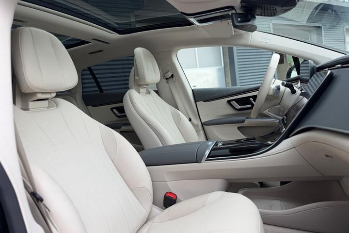 Sort Mercedes EQS450+ fra 2022