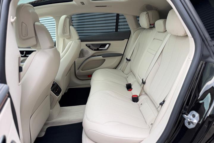 Sort Mercedes EQS450+ fra 2022