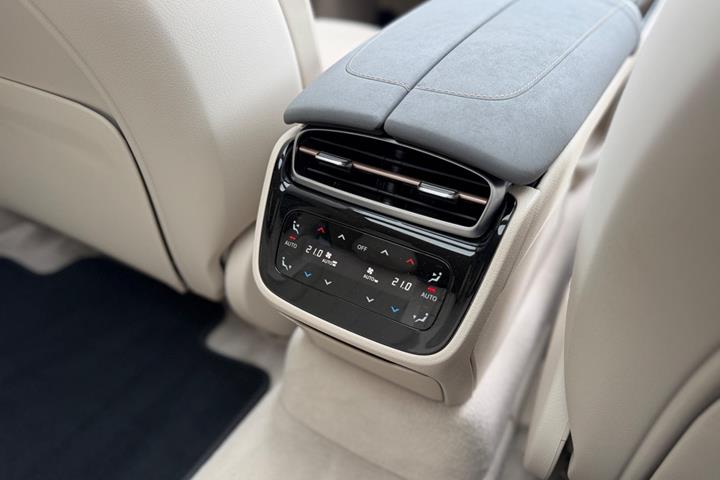 Sort Mercedes EQS450+ fra 2022