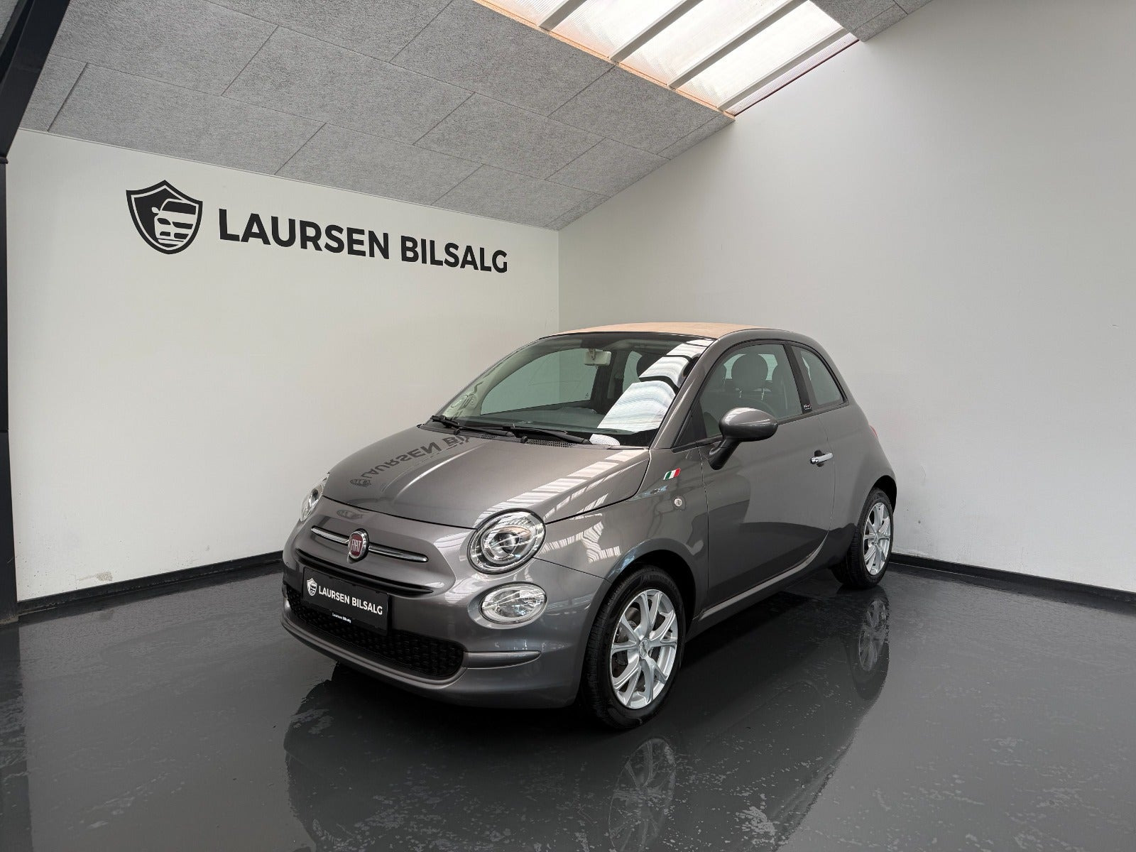 Grå Fiat 500C fra 2015