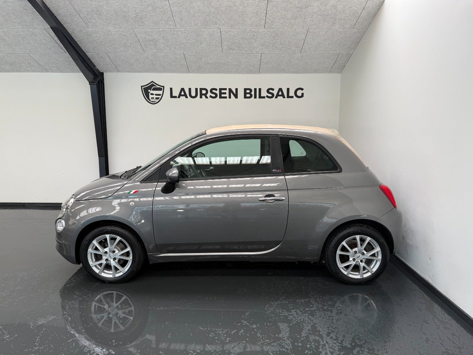 Grå Fiat 500C fra 2015