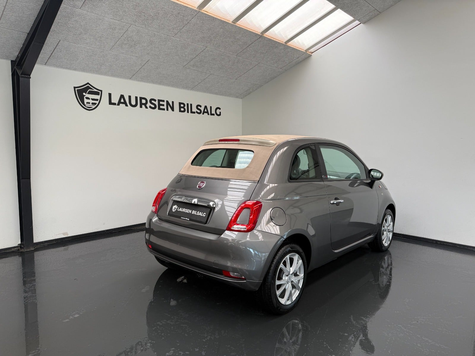 Grå Fiat 500C fra 2015