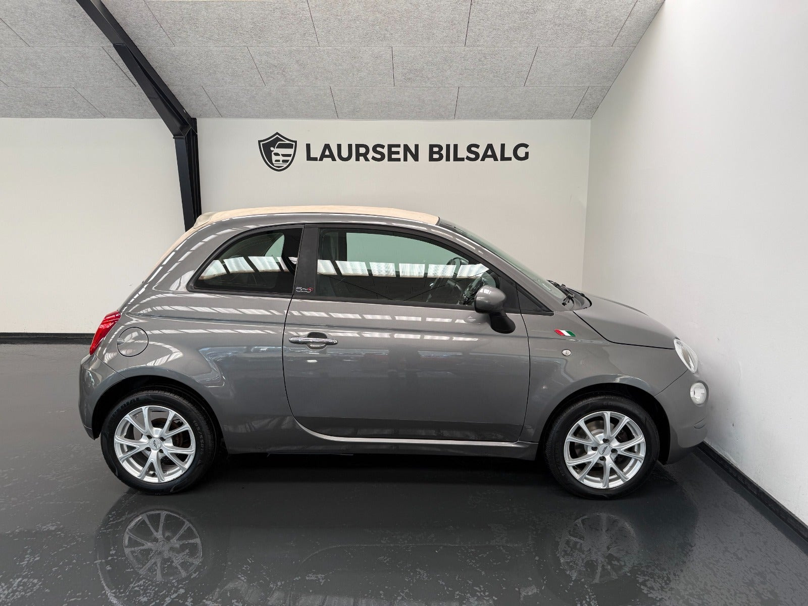 Grå Fiat 500C fra 2015