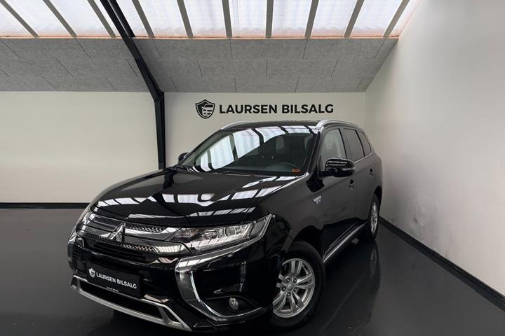 Sort Mitsubishi Outlander fra 2020 set udefra