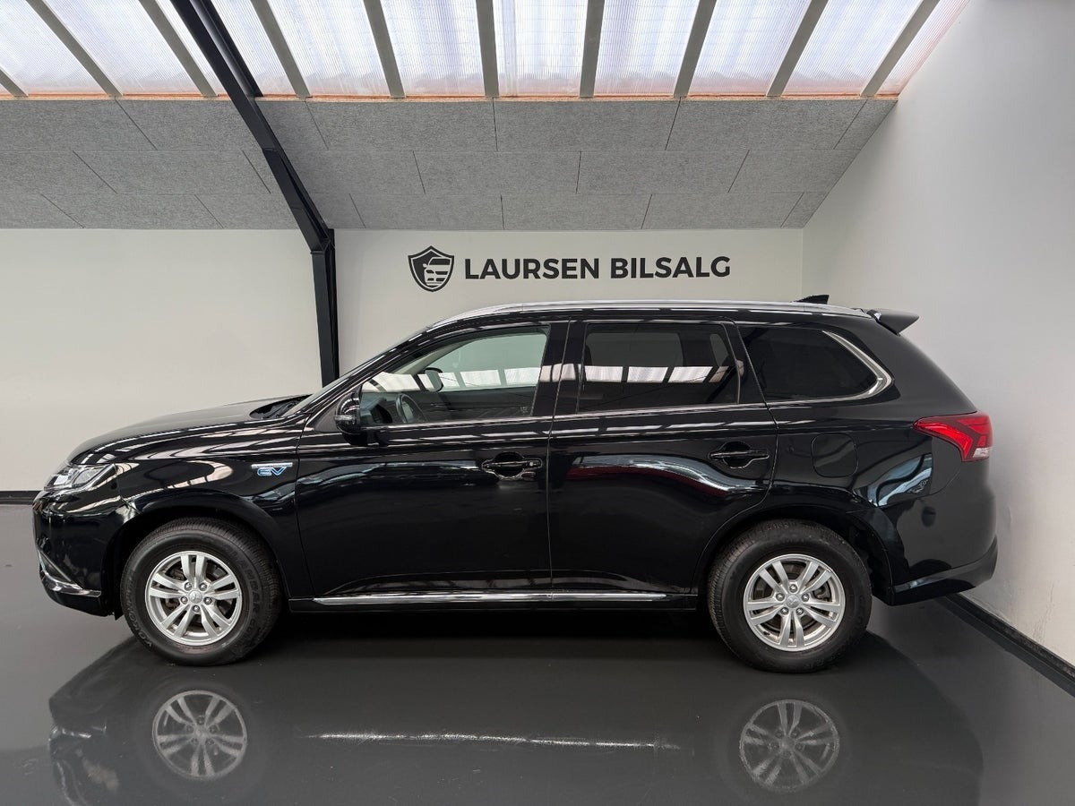 Sort Mitsubishi Outlander fra 2020