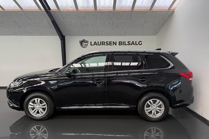 Sort Mitsubishi Outlander fra 2020
