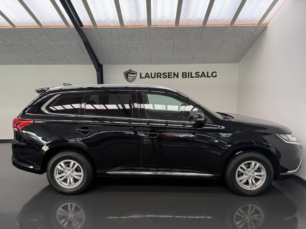 Sort Mitsubishi Outlander fra 2020