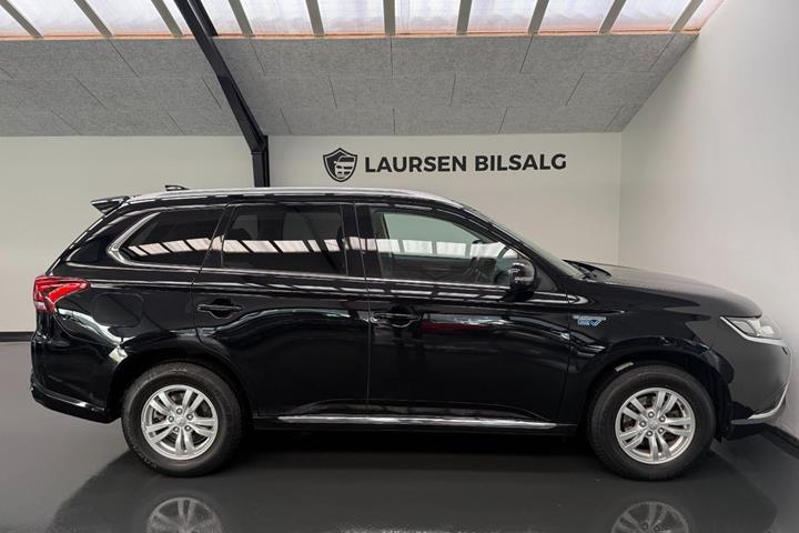 Sort Mitsubishi Outlander fra 2020