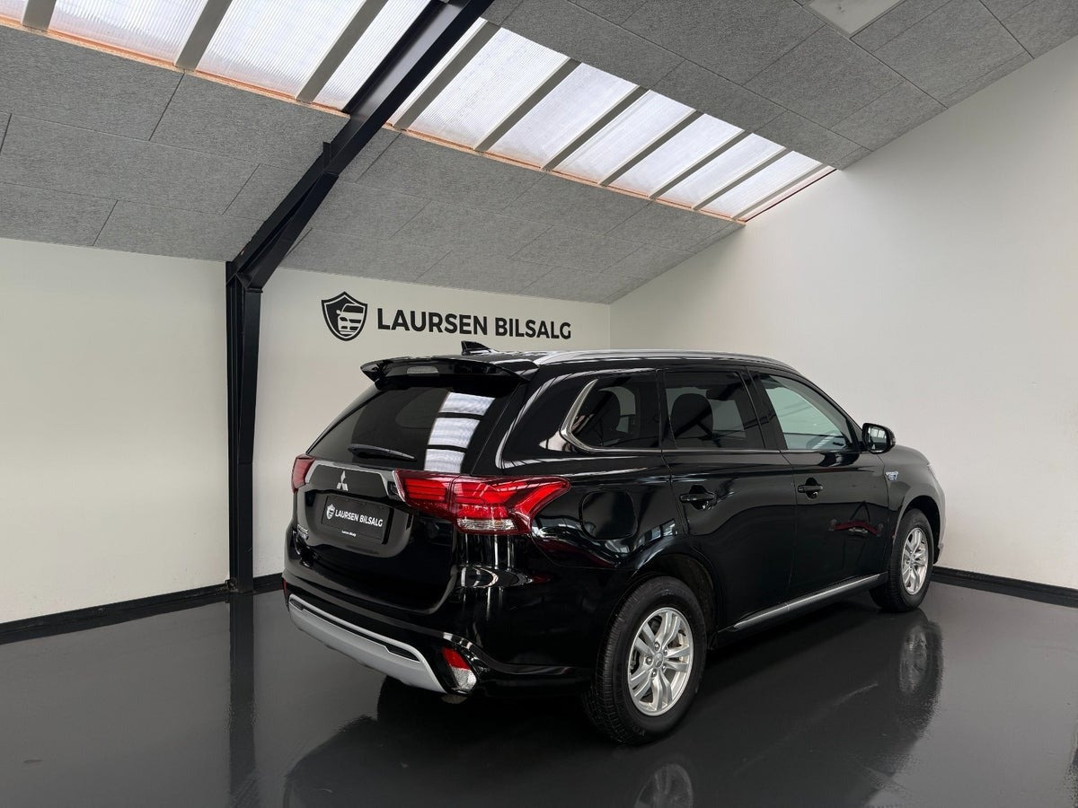 Sort Mitsubishi Outlander fra 2020