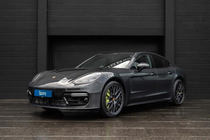 Grå Porsche Panamera Turbo S fra 2018