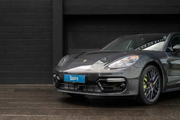 Grå Porsche Panamera Turbo S fra 2018