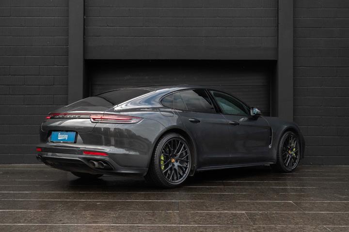 Grå Porsche Panamera Turbo S fra 2018