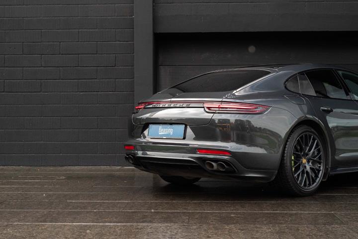 Grå Porsche Panamera Turbo S fra 2018