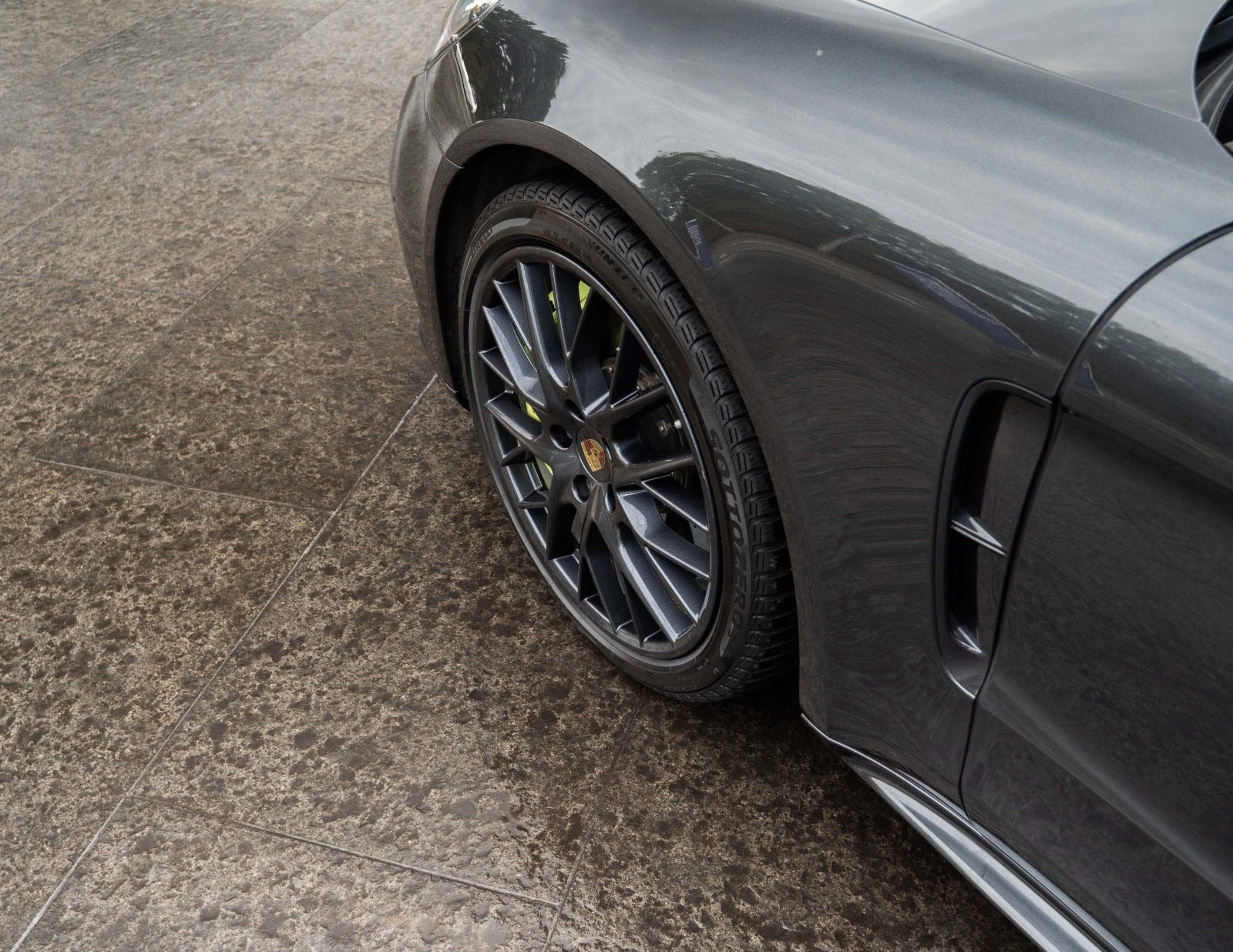 Grå Porsche Panamera Turbo S fra 2018
